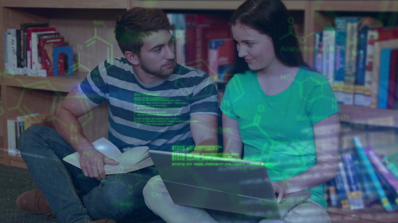Animación de procesamiento de datos sobre un estudiante y una estudiante caucásicos usando una laptop en la biblioteca.
