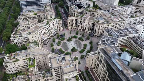 Vista-Aérea-Lejana-Desde-La-Zona-Del-Aparcamiento-Pompidou-Y-Su-Asentamiento,-Levallois-perret,-Francia