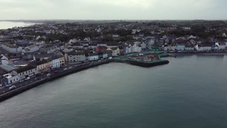 Vista-Aérea-De-La-Ciudad-De-Donaghadee-En-Un-Día-Nublado,-Condado-De-Down,-Irlanda-Del-Norte