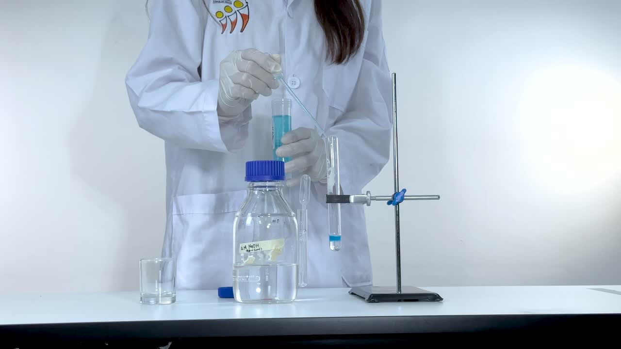 el químico lleva a cabo un experimento con una reacción química