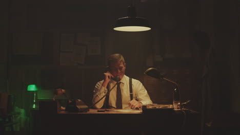 detective en el trabajo.