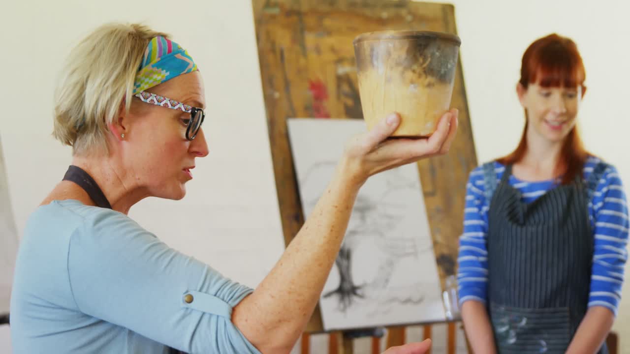 도예 교사 가 도자기 를 만드는 여자 를 돕는 것 4k