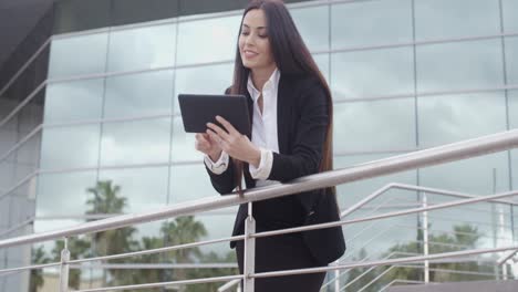 Joven-Empresaria-Navegando-En-Su-Tableta