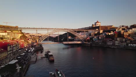 Atemberaubende-Drohnenaufnahmen-Bei-Sonnenuntergang-Des-Flusses-Douro-Im-Herzen-Von-Porto,-Portugal