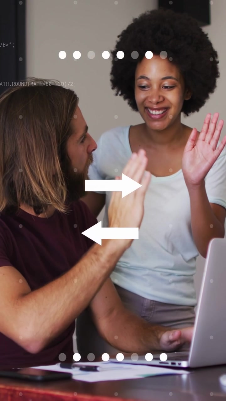 Vídeo vertical: Homem digitando, mulher apontando, ícones de dinheiro e setas surgindo, celebrando com um 'high-five' por finanças.