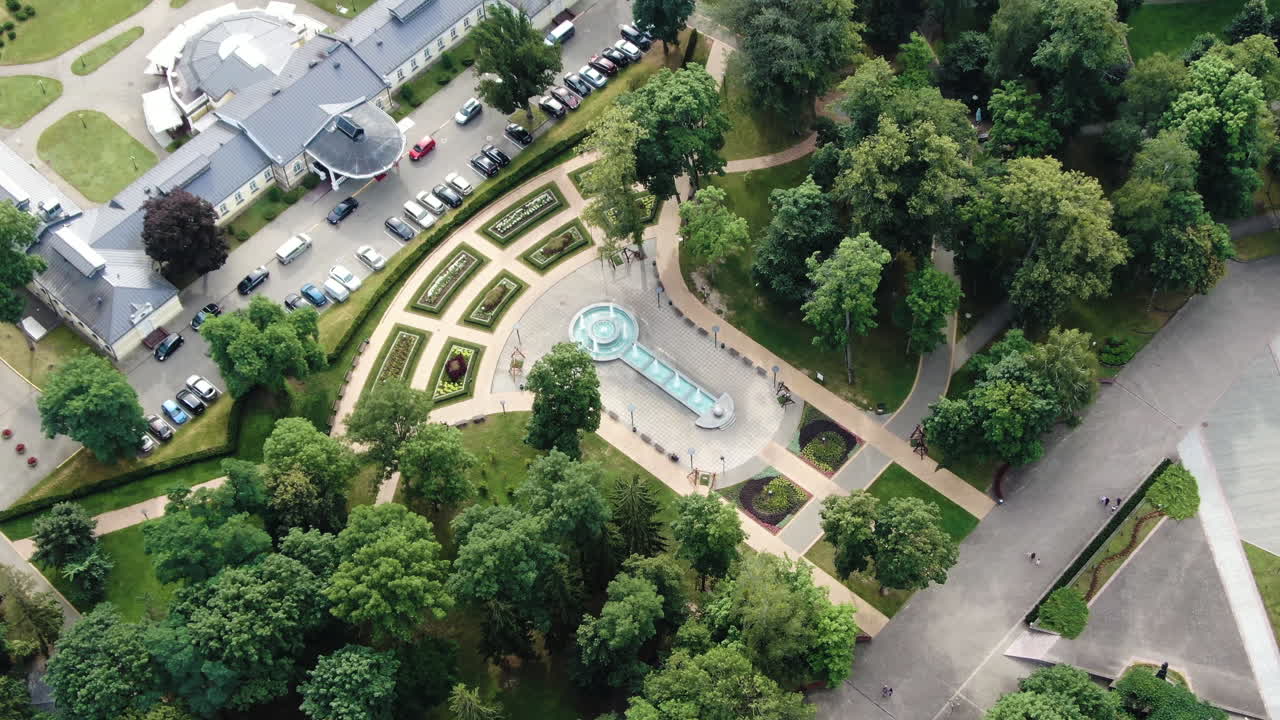 popular hotel resort druskininkai con fuente majestuosa, vista aérea de drones
