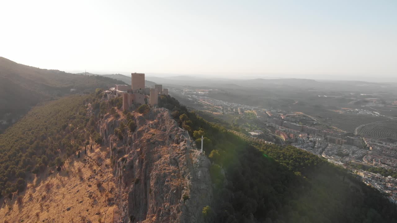 castillo de jaen, españa castillo de jaen volando y tomas terrestres desde este castillo medieval en la tarde de verano, tambien muestra la ciudad de jaen hecha con un drone y una camara de accion a 4k 24fps usando filtros nd