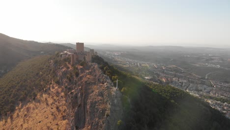 Castillo-De-Jaen,-España-Castillo-De-Jaen-Volando-Y-Tomas-Terrestres-Desde-Este-Castillo-Medieval-En-La-Tarde-De-Verano,-Tambien-Muestra-La-Ciudad-De-Jaen-Hecha-Con-Un-Drone-Y-Una-Camara-De-Accion-A-4k-24fps-Usando-Filtros-Nd