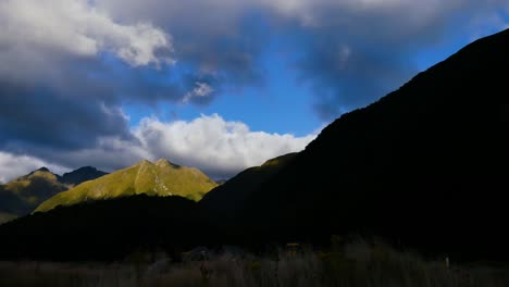 Zeitraffer-Von-Wolken,-Die-über-Berge-Rollen