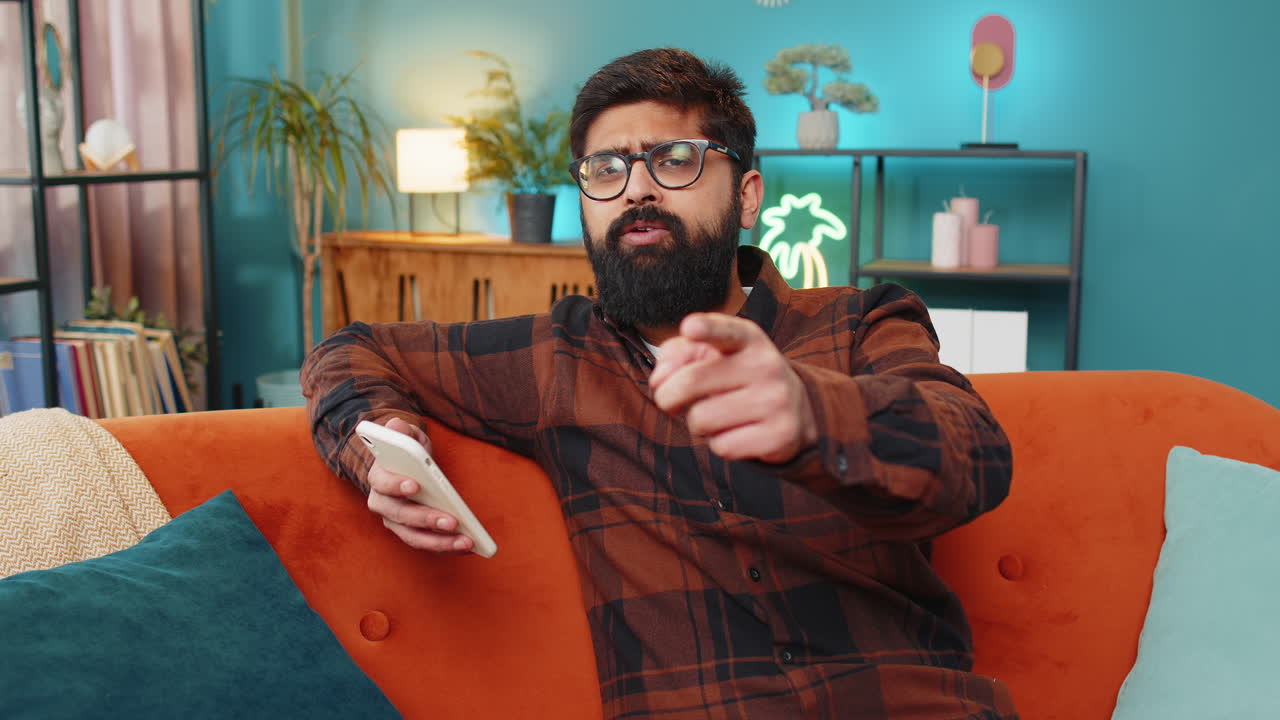 joven empresario sonriente usando un teléfono inteligente aplicación en línea señalando mostrando como pulgares hacia arriba