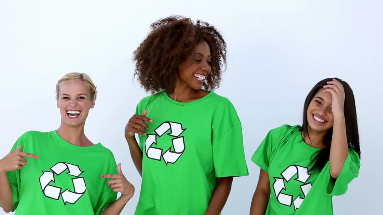 mujeres riendo con camiseta ecológica verde
