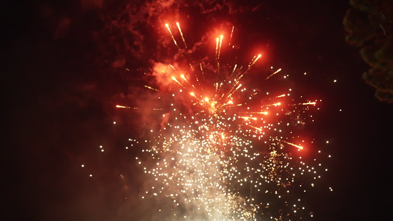 espectacular secuencia de fuegos artificiales explotando en el cielo nocturno 4k