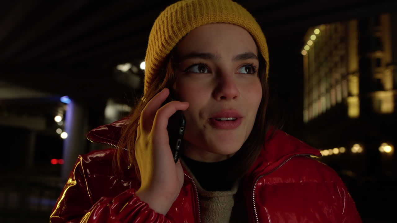 路上で電話を使っている女の子