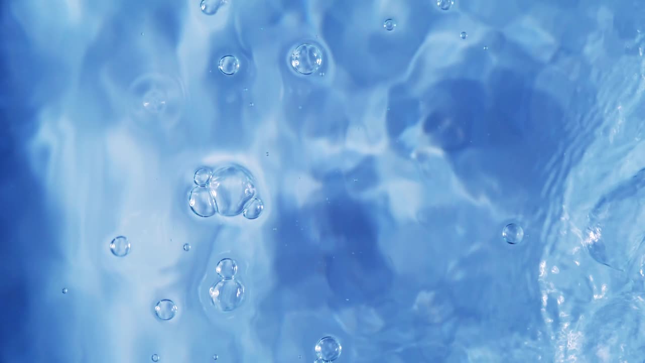 물 표면으로 떨어지는 드롭의 상위 뷰 슬로우 모션 및 흰색 배경에 분기 원