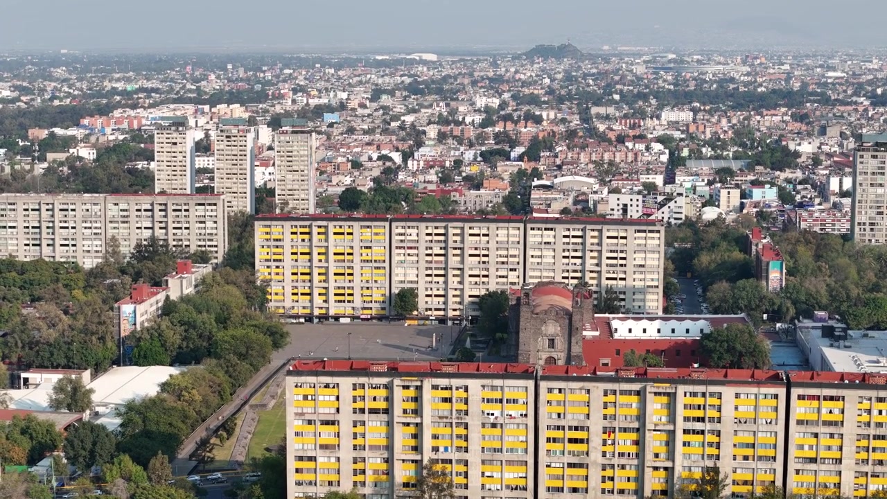 Toma en retroceso del complejo y las pirámides de Tlatelolco en la Ciudad de México.