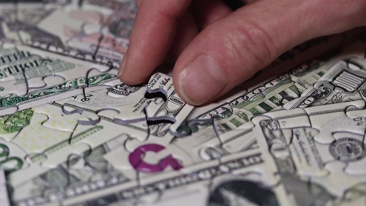 Mettere insieme i pezzi. Tessere di un puzzle finanziario. Rallentatore sull'ultimo pezzo