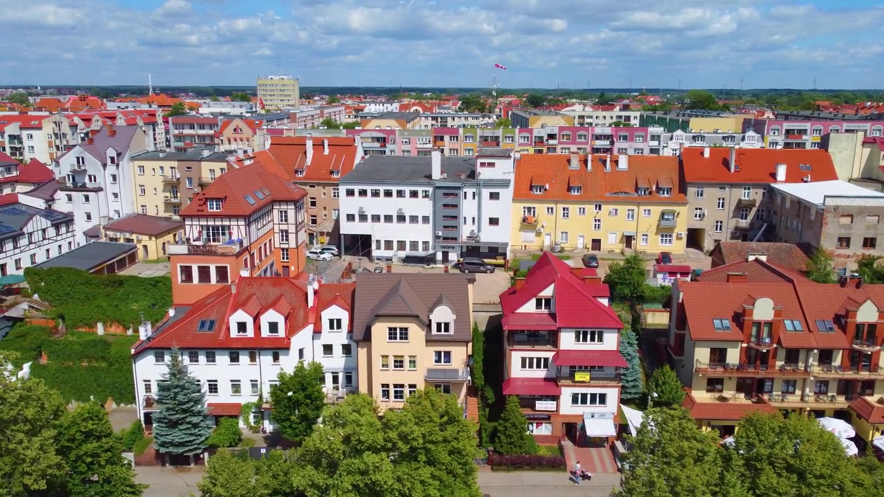 Ripresa lenta attraverso un quartiere della Polonia settentrionale, con drone
