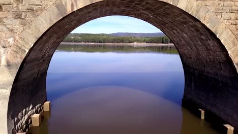 Tiefflug-Unter-Einer-Eisenbahnbrücke