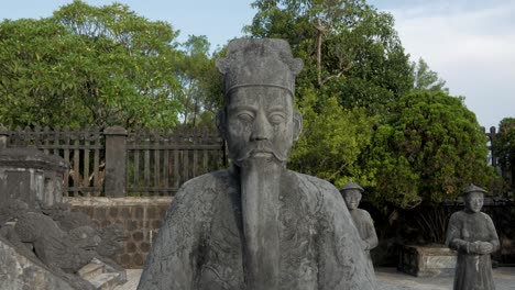 Cerca-Del-último-Emperador-De-La-Tumba-Khai-Dinh-De-Vietnam-Y-La-Estatua-De-Un-Guardia