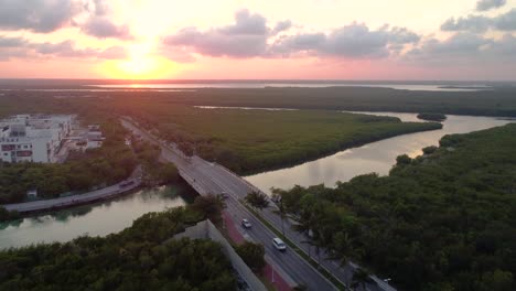 Drone-Aéreo-Al-Atardecer-Sobre-El-Puente-De-Punta-Nizuc-Sobre-La-Laguna-Nichupté-En-Cancún,-México,-Rodeado-De-Ríos-Y-Marismas.