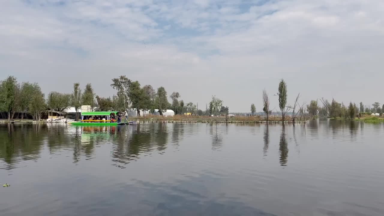 foto de trajinera tradicional en el lago de xochimilco