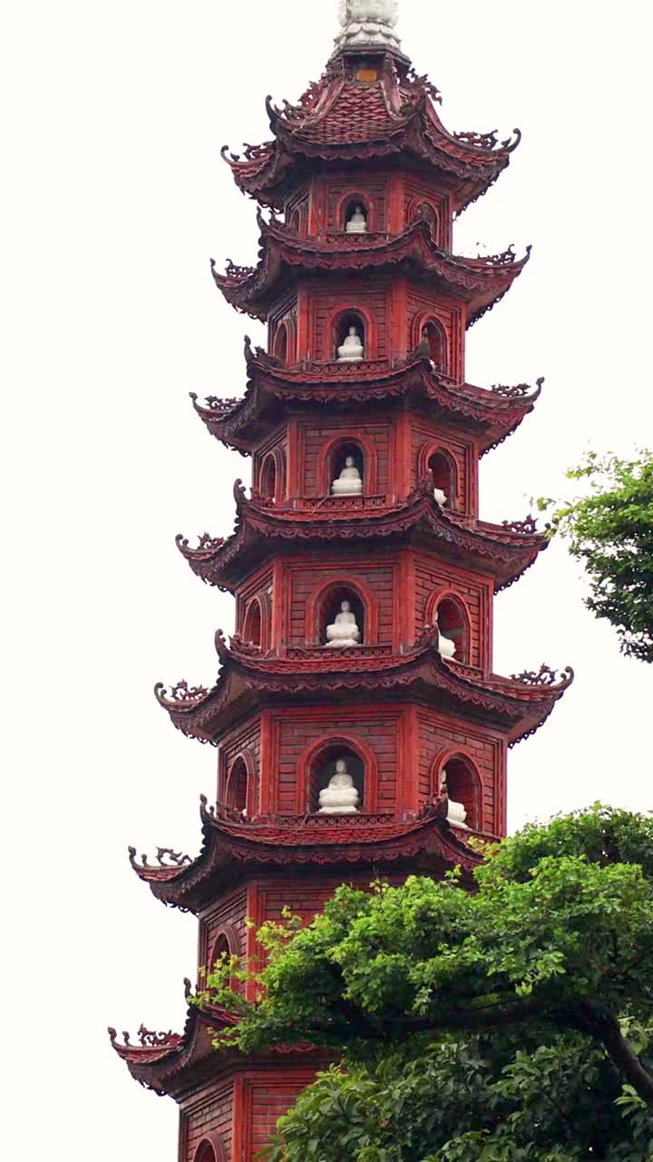 пагода, окруженная деревьями в ханое, вьетнам