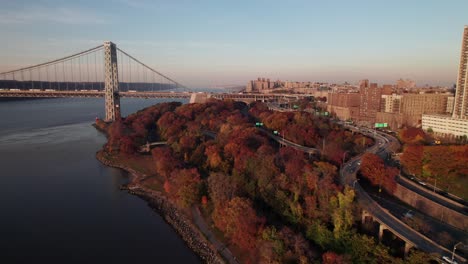 el puente george washington, el parque riverside, las alturas de washington y inwood, nueva york, en colores de otoño, disparo de drone