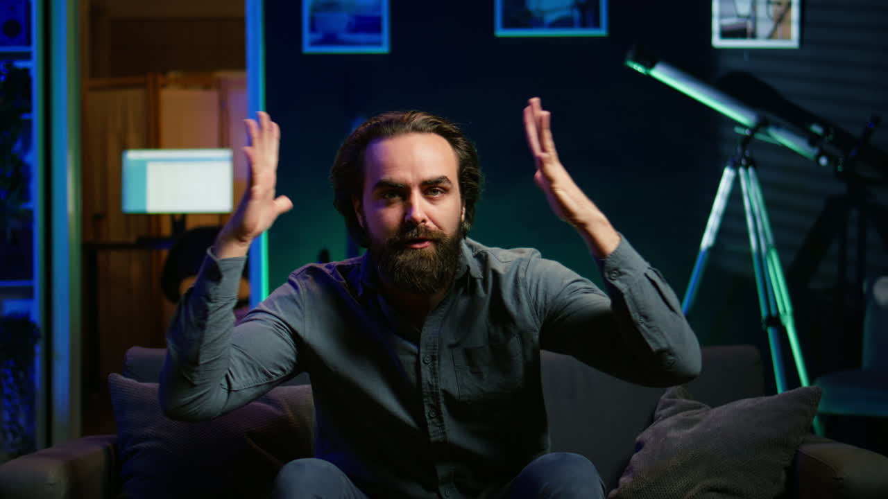 hombre enojado mirando la competición de fútbol en la televisión, indignado por los acontecimientos