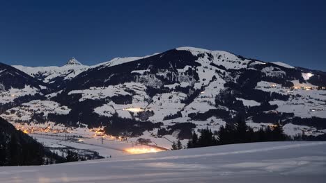 Zeitraffer-Eines-Verschneiten-Skigebiets-Bei-Nacht
