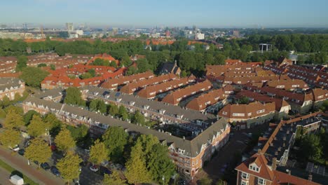 Antena-Sobre-Meeuwenlaan-En-Vogelbuurt-Amsterdam-Noord-Con-El-Centro-Al-Fondo,-Parte-1-De-4