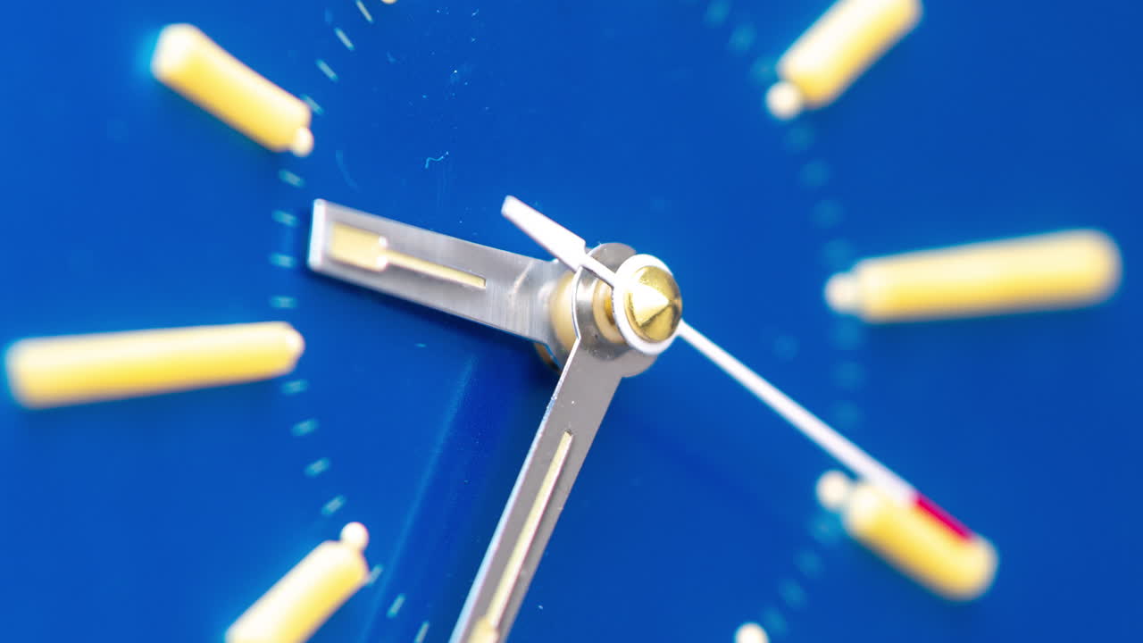 reloj retro azul fresco en movimiento de parada