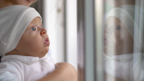 niña en las manos de la madre