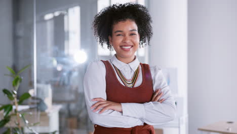 Cara,-Negocios-Y-Mujer-Negra-Con-Los-Brazos-Cruzados.