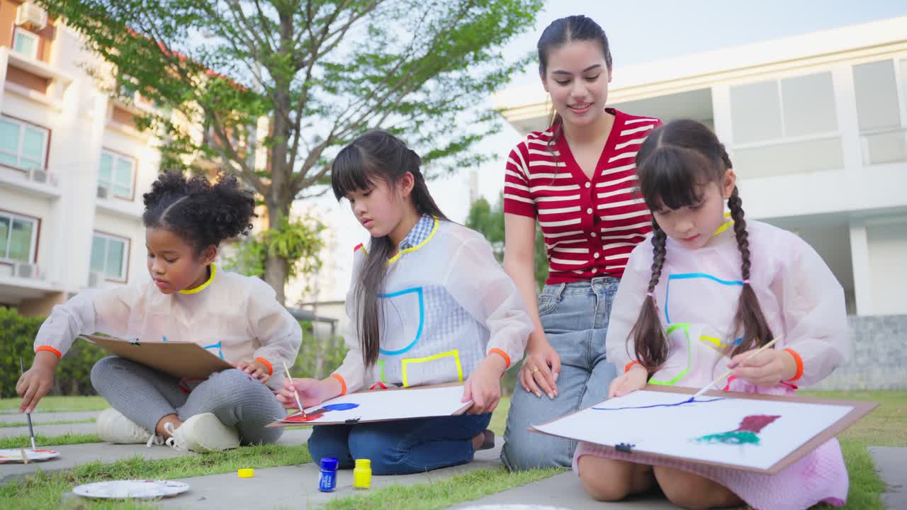어린이 들 이 야외 에서 그림 을 그리는 것