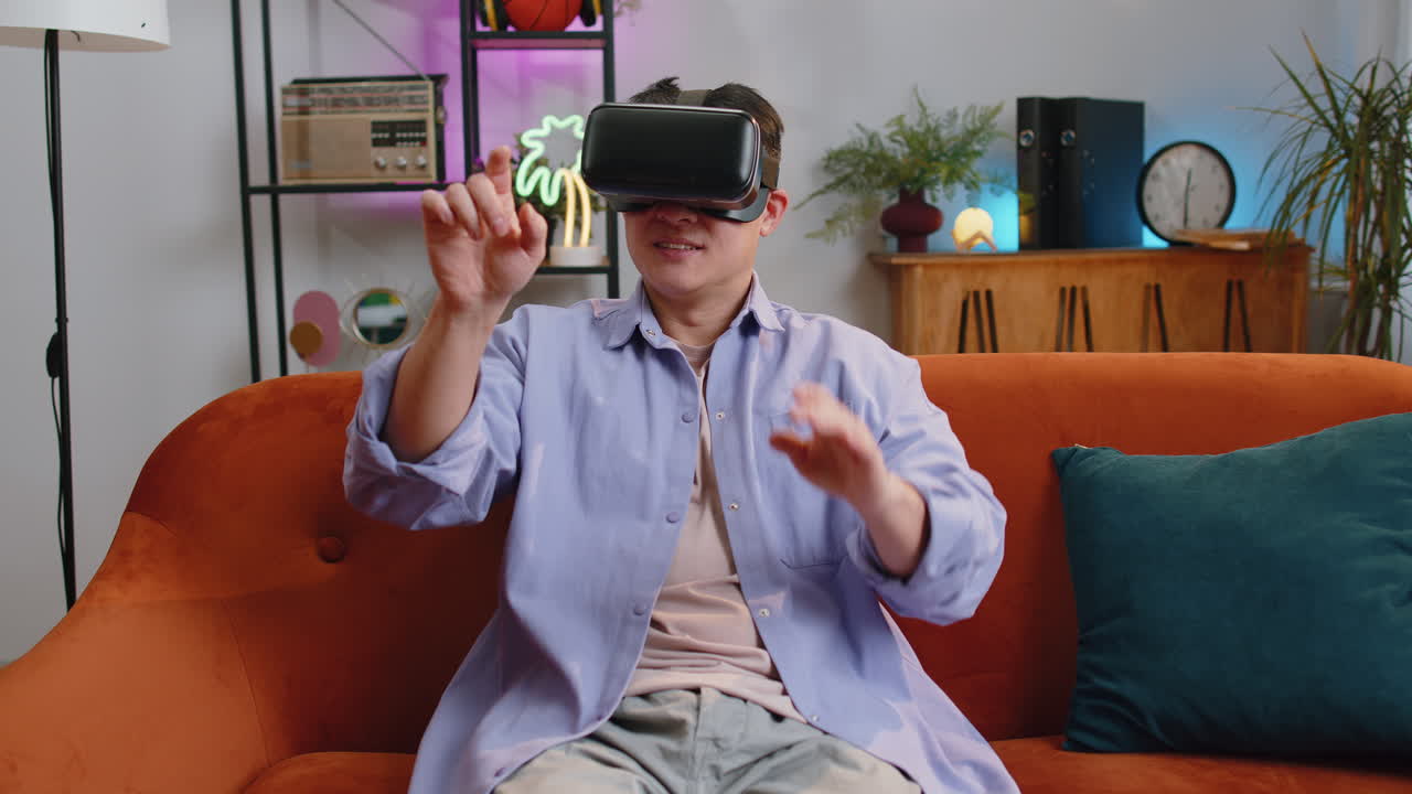 hombre usando realidad virtual auriculares de tecnología futurista para jugar simulación 3d videojuego en casa