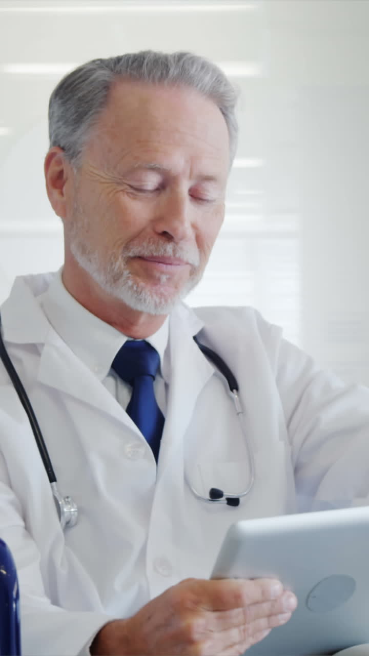 Chirurgo che utilizza un tablet digitale