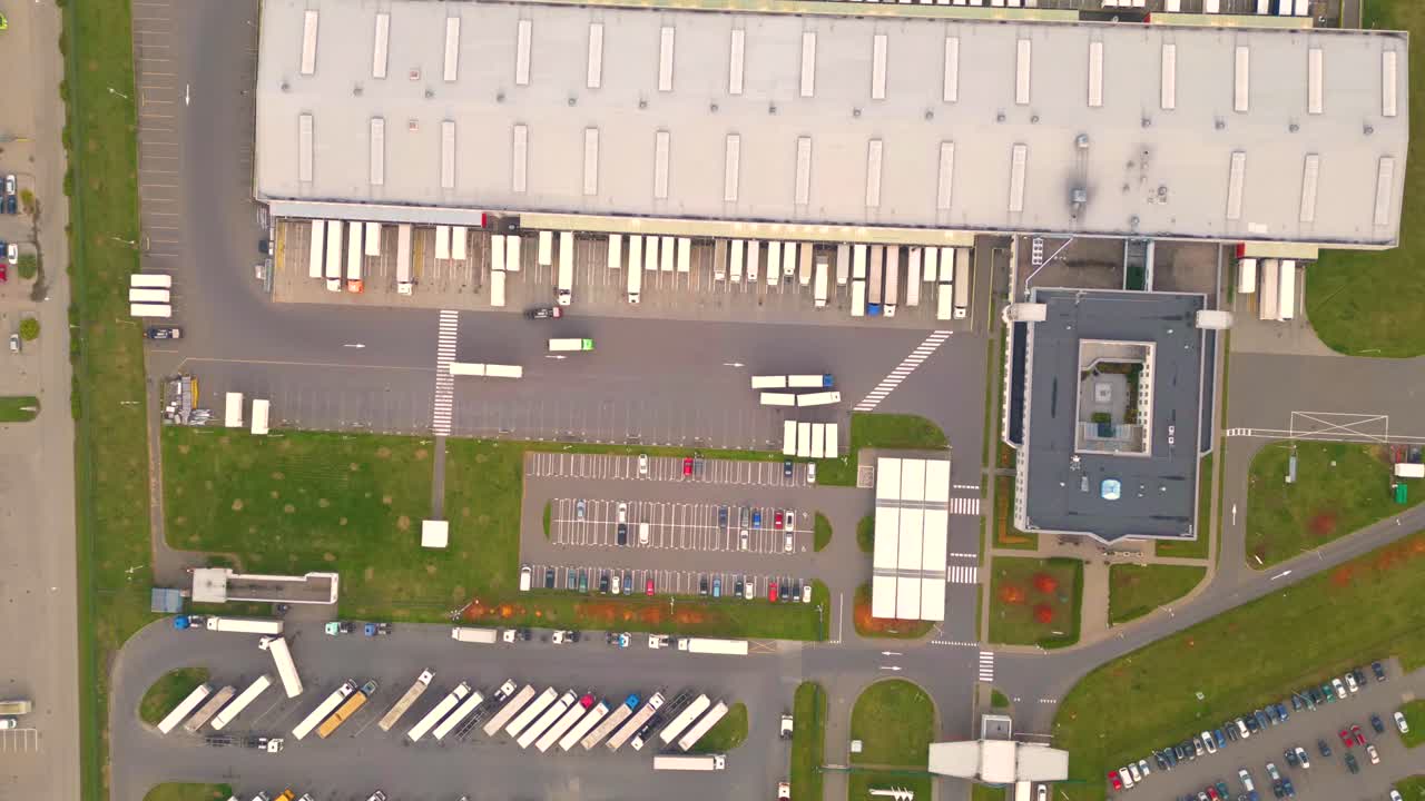 almacenes, gran centro logístico cerca de la autopista, vista de un gran número de remolques y contenedores de carga, transporte internacional de carga, vista aérea