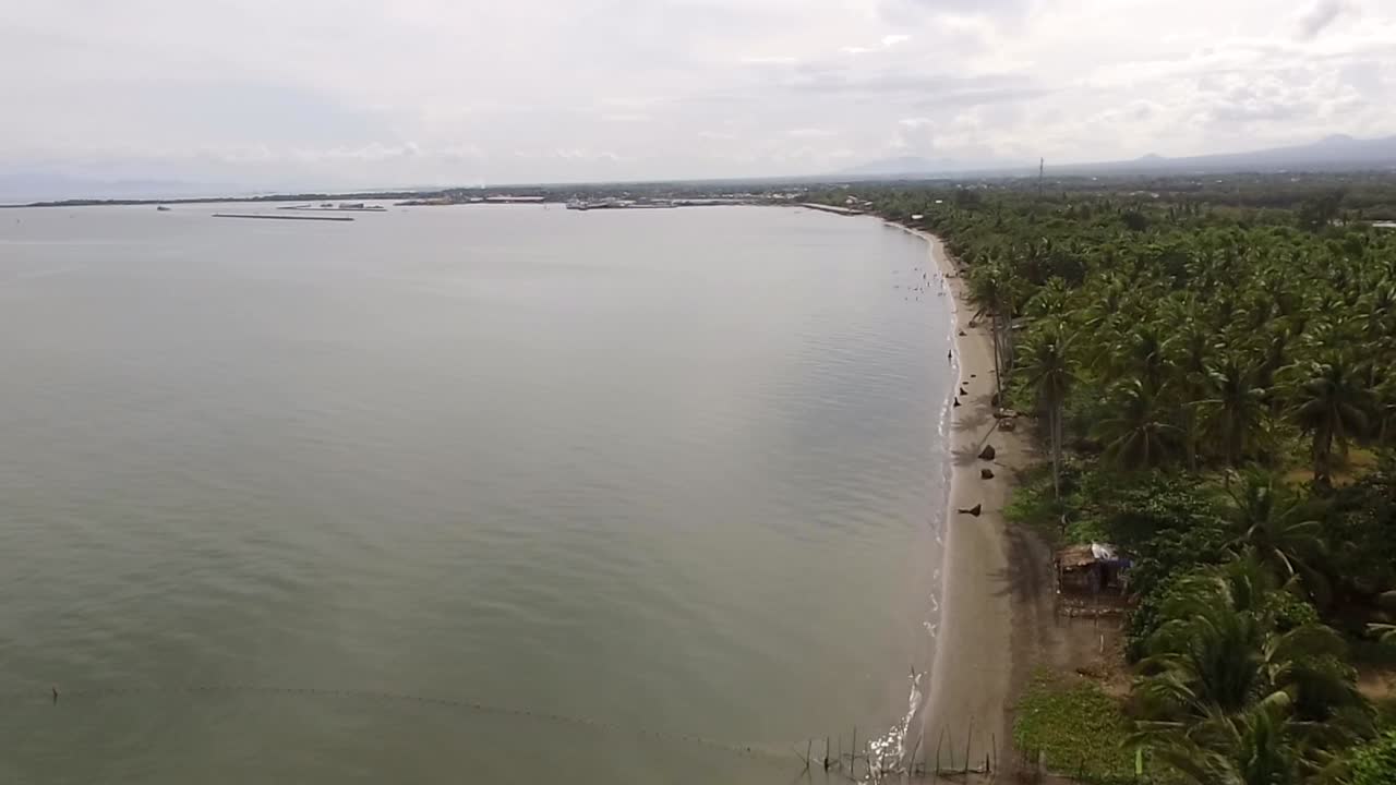 playa de arena vacía y hermoso mar tranquilo en un día nublado, drone aéreo