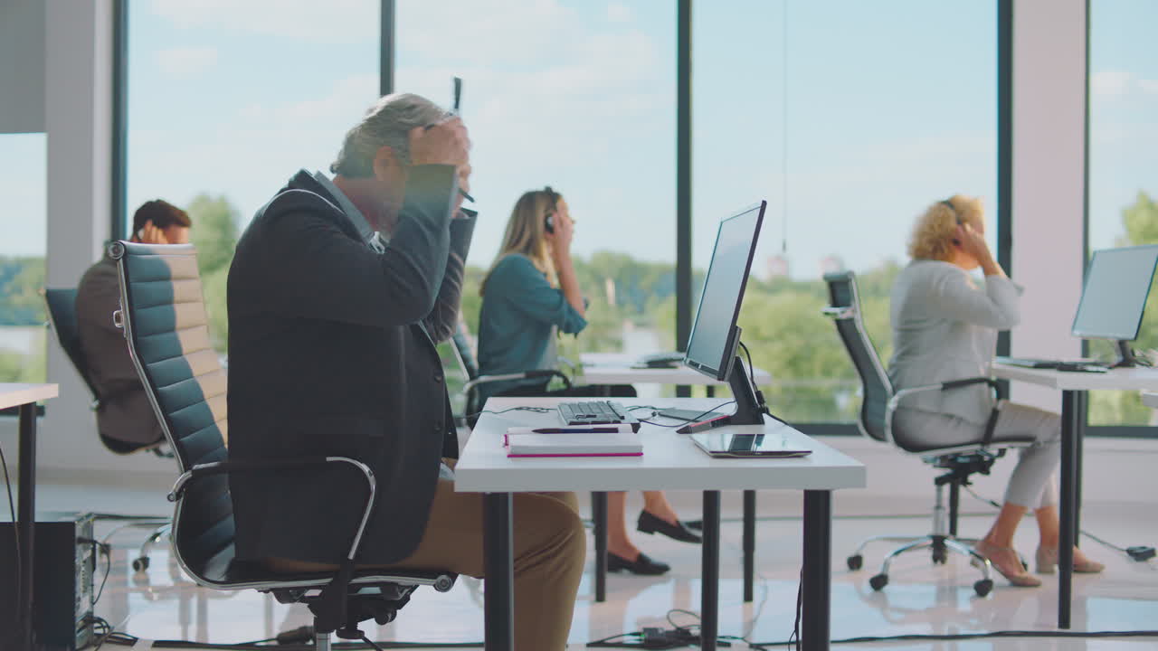 현대적인 사무실에서 고객 지원 팀