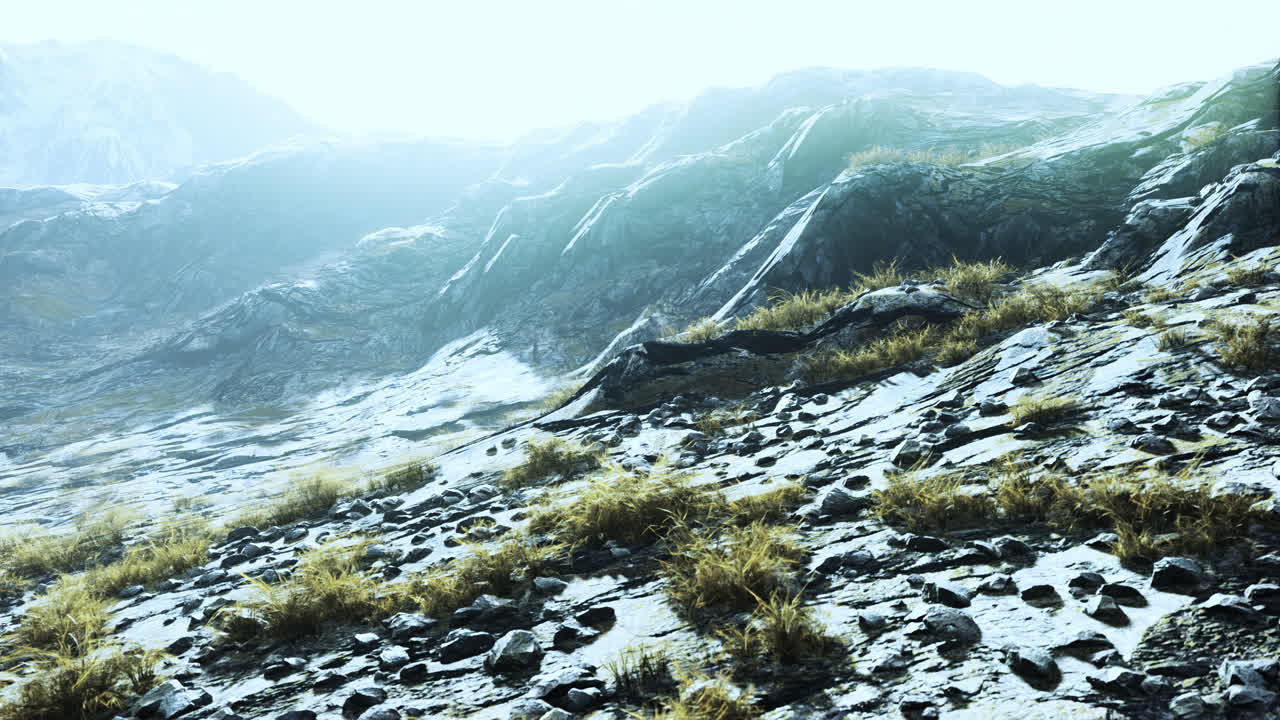 크리미아 반도의 금색 바위와 풀