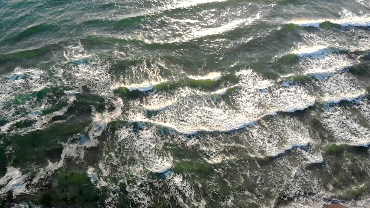 las olas chocando contra la arena al amanecer durante las vacaciones en bulgaria.