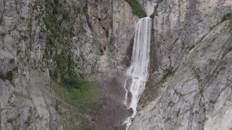 Video-Einer-Frontalen-Flugzeugdrohne,-Die-Sich-Vor-Dem-Boka-wasserfall-In-Slowenien-Bewegt