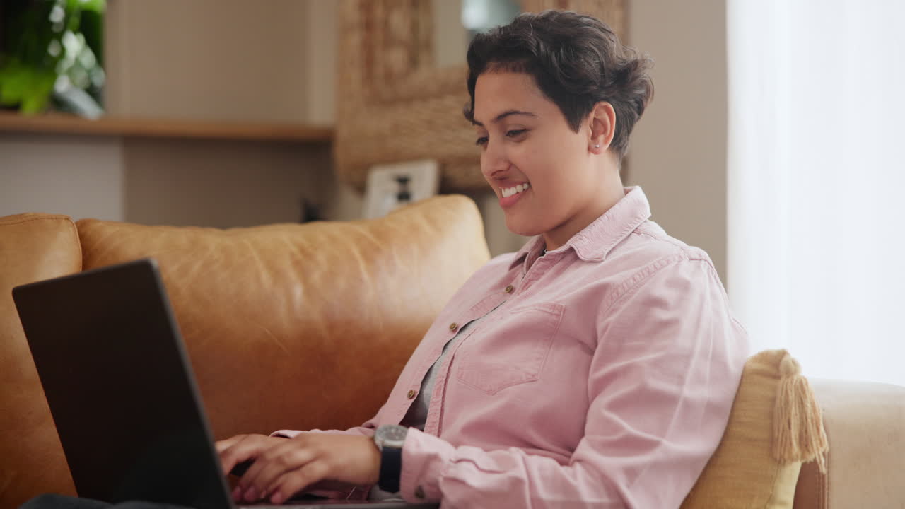 mujer trabajando en la computadora portátil en casa