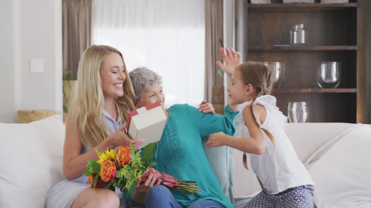 집 에 사는 행복 한 가족