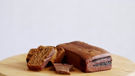 sabroso pastel de jengibre con relleno y chocolate