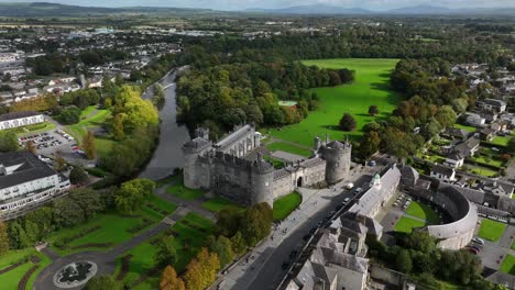 Castillo-De-Kilkenny,-Condado-De-Kilkenny,-Irlanda,-Septiembre-De-2023