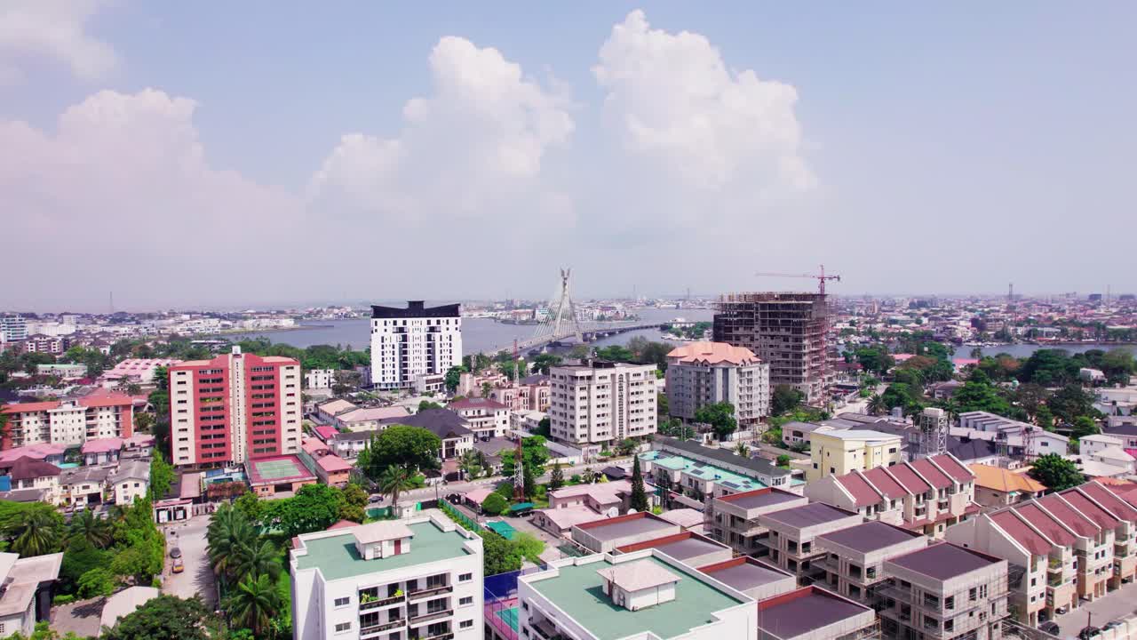 Pohled na čtvrť Ikoyi v Lagosu ukazující most Lekki-Ikoyi Link