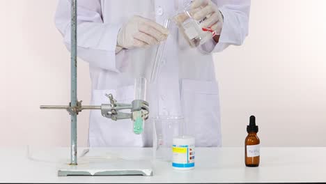 demostración de una reacción química en un entorno de laboratorio