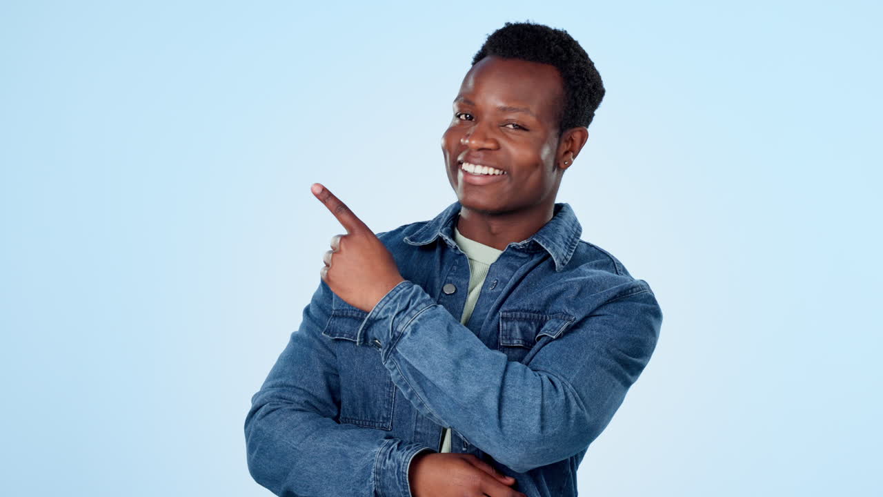 hombre, mano y señal para la elección en el estudio