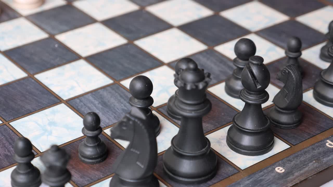 체스판 위의 체스 조각